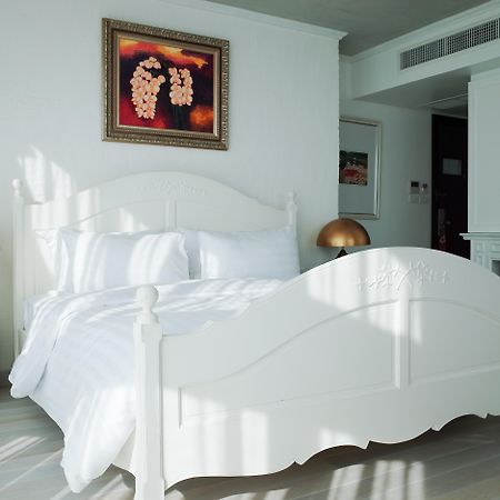 Art Mai Gallery Nimman Hotel Chiang Mai Exterior foto A bed with a bed skirt